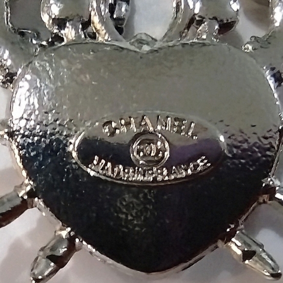 Chanel CC Crab Charm - Picture 4 of 8